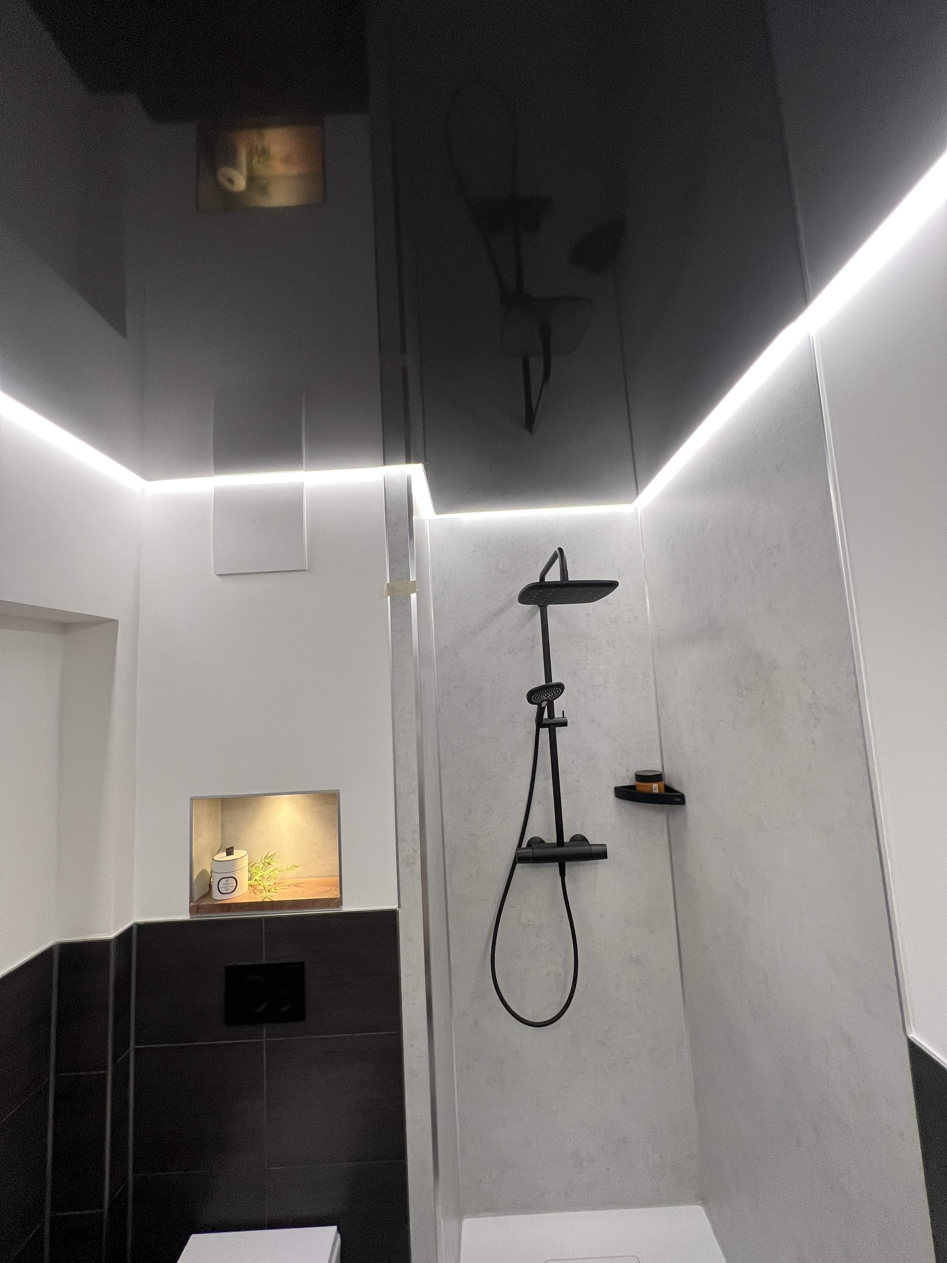 Schwarz Hochglanz mit LED