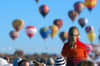 Leute vor fliegenden Heißluftballons
