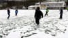 Kunstrasenplatz mit Schnee