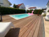 Garten mit Pool und Flamingo, Holzdeckung