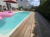 Garten mit Pool und Flamingo, Holzdeckung