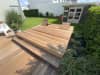 Garten mit Pool und Flamingo, Holzdeckung mit Sitzen