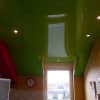 Grüne Lichtdecke spiegelt Fenster