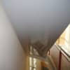 Weiße Spanndecke über Treppe