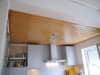 Küche mit einer Holzvertäfelung