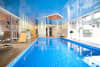 Blaues Schwimmbad, Spanndecke und Deckenleuchte