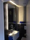 Hochglänzende Lackspanndecke in privatem Gäste-WC in Darmstadt dunkel gehalten