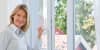 Blonde Frau öffnet Fenster Insektenschutzsysteme Sturma