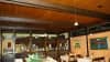 Restaurant mit Dachbalken und Holzdecke