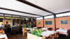 Restaurant mit Dachbalken und Spanndecke