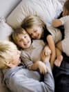 Familie im Bett mit Kinder