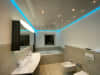 Badezimmer mit Spots und hübscher RGB-Lichtleiste 2