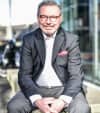 Günter Heini sitzend hochkant