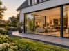 Modernes Zuhause im goldenen Abendlicht