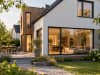 Modernes Haus mit Gartenidylle