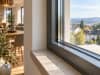 Modernes Fenster mit warmem Wohnambiente