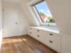 Heller Dachraum mit Oberlicht und Schrank