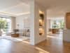 Helles minimalistisches Wohnzimmer mit Nischenwand