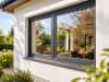 Modernes Fenster mit Gartenausblick