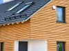 Moderne Holzhausecke mit Dachfenstern