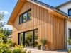 Modernes Holzhaus im Sonnenschein