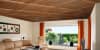 Restauriertes Wohnzimmer mit Holzbalkendecke