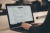 Person schreibt am Laptop