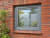 Modernes Fenster in roter Backsteinfassade