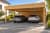 Moderner Holzcarport mit zwei Autos