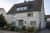 Verwittertes Haus mit Vorgarten