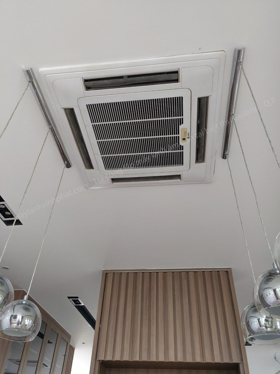 Lựa chọn máy lạnh âm trần cho quán CAFÉ độ bền cao, chi phí thấp là yếu tố quan trọng