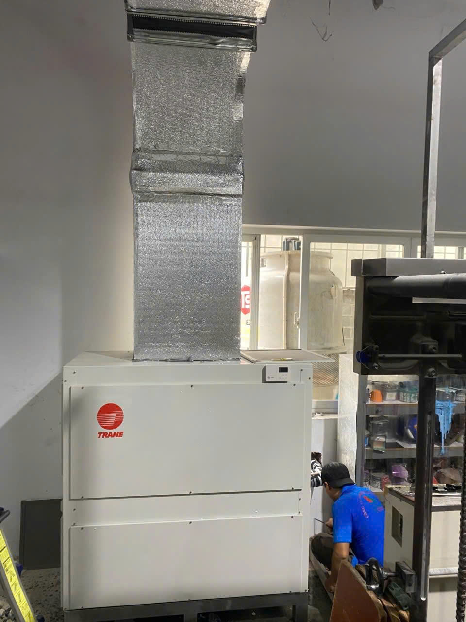 Lắp Đặt Máy Lạnh Tủ Đứng Đặt Sàn Trane Cho Nhà Máy