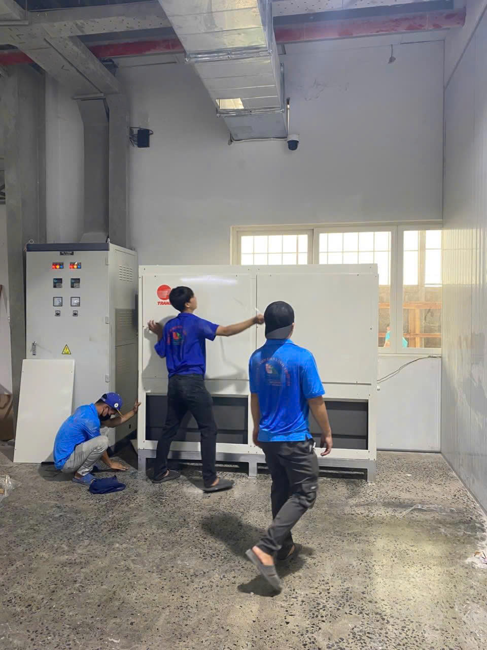 Lắp Đặt Máy Lạnh Tủ Đứng Đặt Sàn Trane Cho Nhà Hàng 5 sao