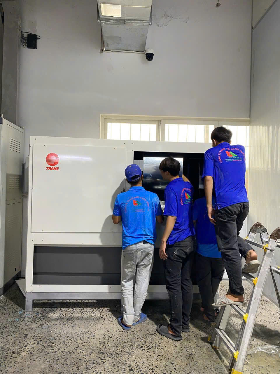 Lắp Đặt Máy Lạnh Tủ Đứng Đặt Sàn Trane Cho Khách Sạn 5 sao
