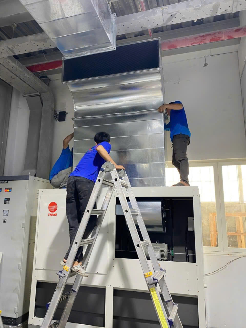 Lắp Đặt Máy Lạnh Tủ Đứng Đặt Sàn Trane – Báo Giá Tận Nơi