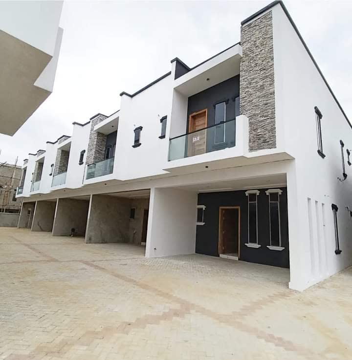 Gorgeous 4-bedroom, 2-bathroom home in beautiful Silver Lake. This property offers 1,160 square feet of living space and a lot size of 5,499 square feet. 

Your family and loved ones will enjoy the spacious backyard, perfect for family gatherings! 

Come and take a look at this beauty.... Don't miss out!