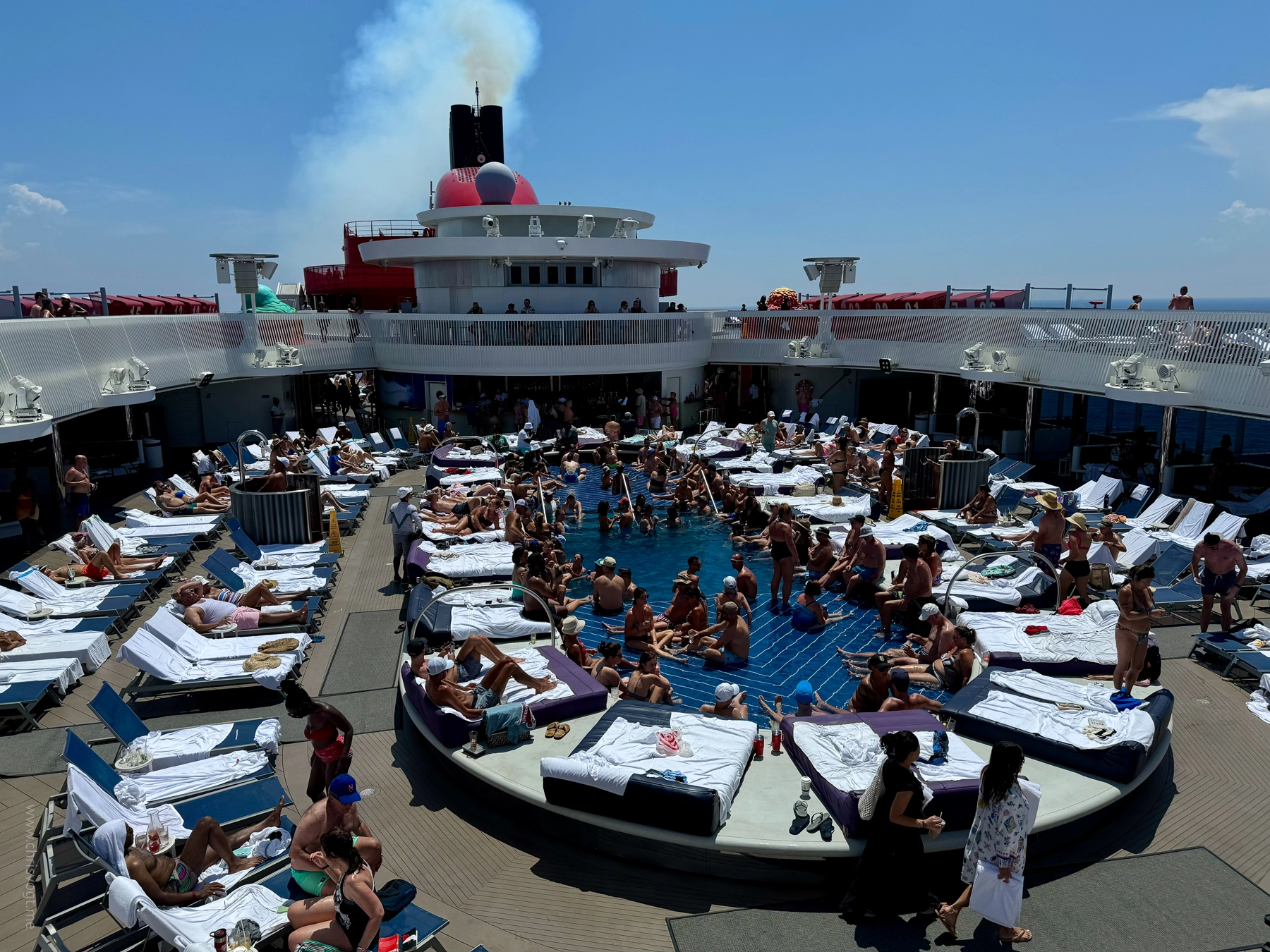 OK, so the pools were small, but they were still fun. Every day a crowd like this would gather and sozialize in the pool.