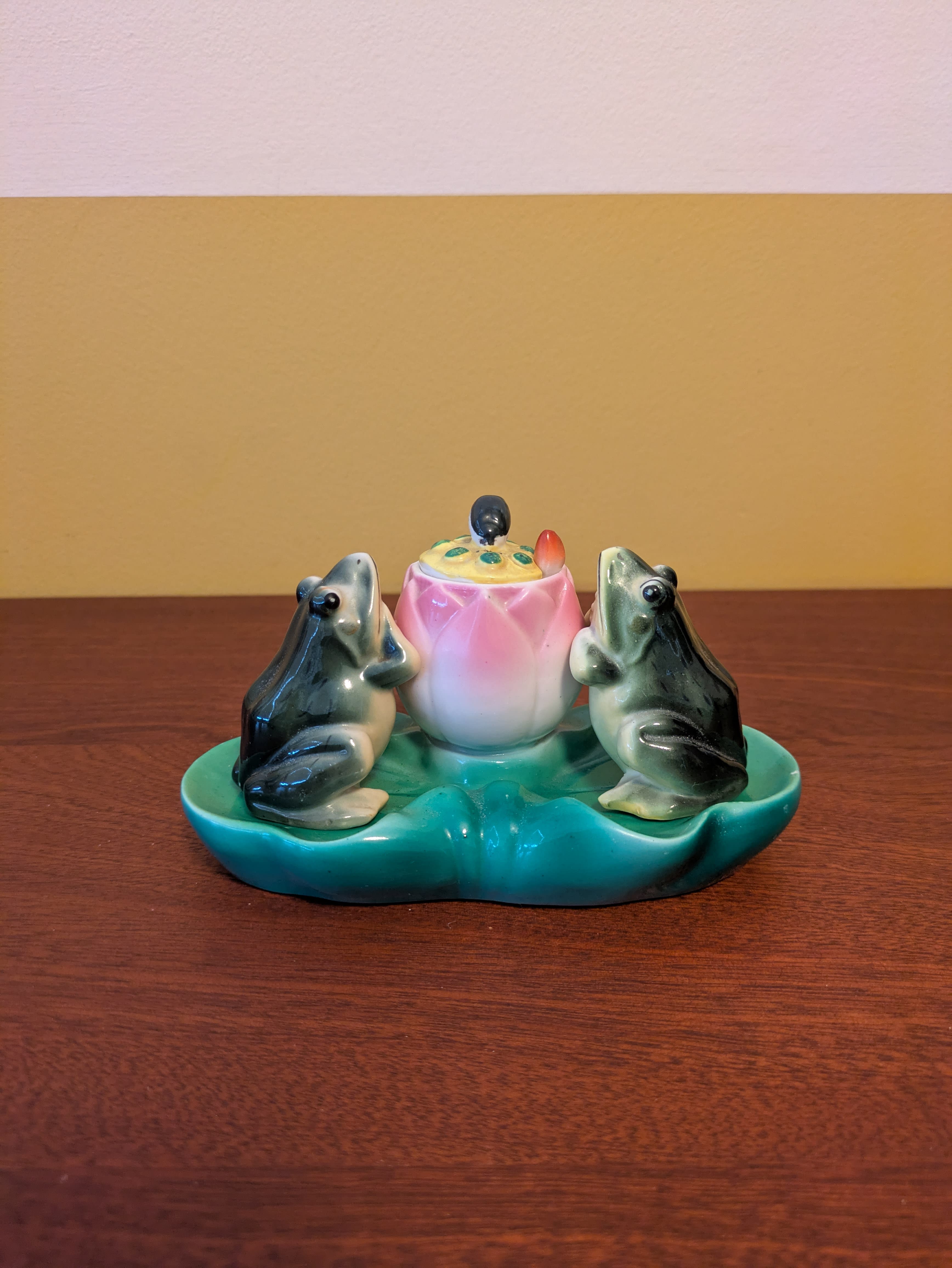 Vintage frog and lily pad cruet set