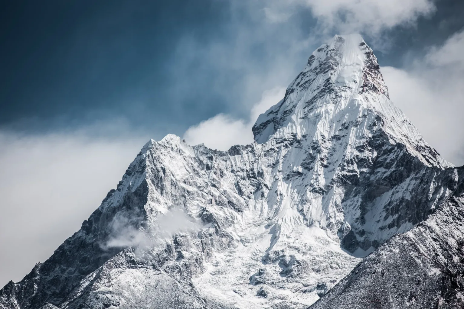 Más de 5000 escaladores han alcanzado con éxito la cima del monte Everest