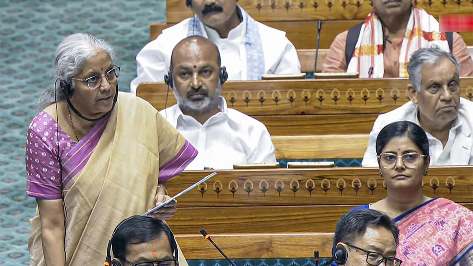 लोकसभा में नया आयकर बिल पास, अब आईटी अधिकारी खंगाल सकेंगे आपके ईमेल और सोशल मीडिया खाते