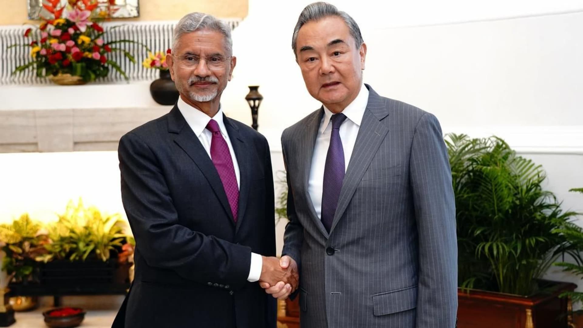 चीन-भारत संबंधों में दिख रहा सुधार, चीनी विदेश मंत्री वांग यी बोले- 'साझेदार समझें, प्रतिद्वंद्वी नहीं'