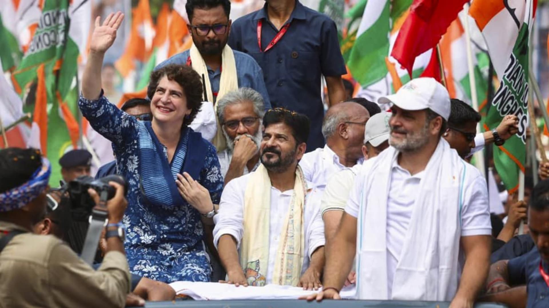 बिहार में राहुल की 'वोटर अधिकार यात्रा' में शामिल हुईं प्रियंका गांधी, NDA सरकार पर साधा निशाना