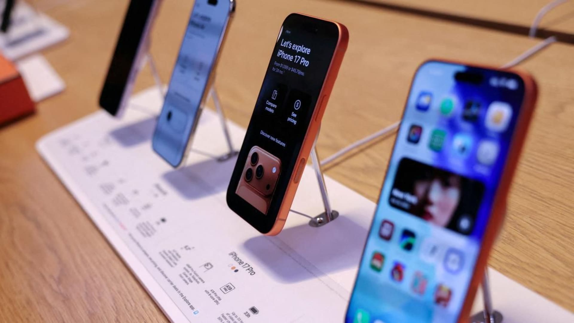 सस्ते iPhone 17 की बंपर बुकिंग, Apple ने सप्लायरों से उत्पादन बढ़ाने को कहा