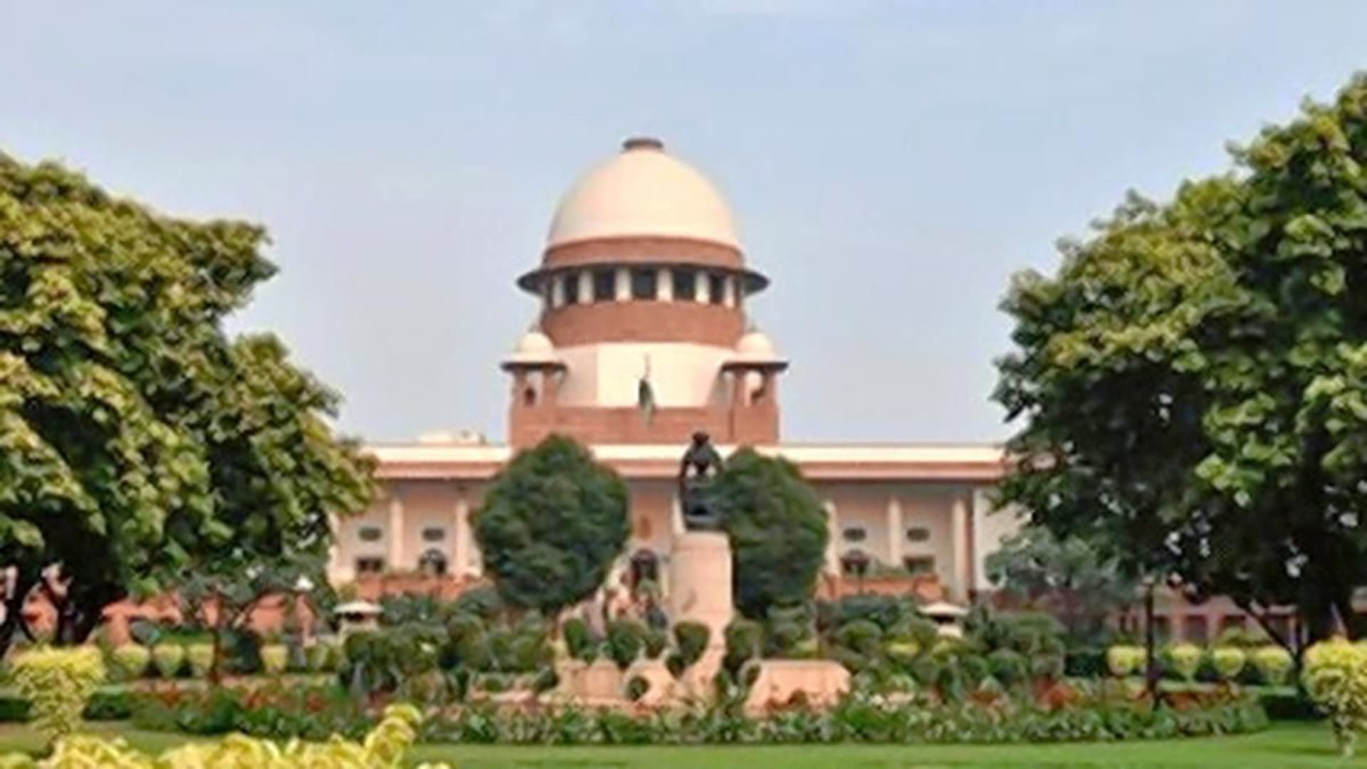 सुप्रीम कोर्ट में चीफ जस्टिस की बेंच पर फेंके गए कागज़, CJI ने दिखाया संयम