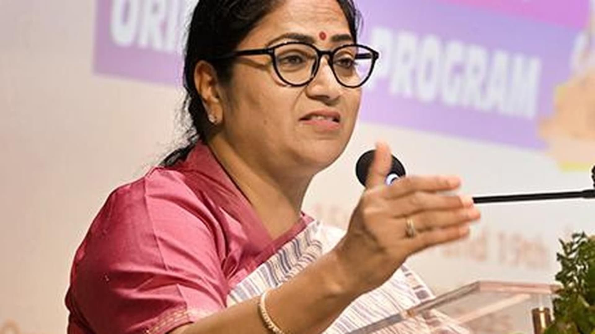 दिल्ली: मुख्यमंत्री रेखा गुप्ता ने 11 कोरोना योद्धाओं के परिजनों को दिए 1-1 करोड़ रुपये