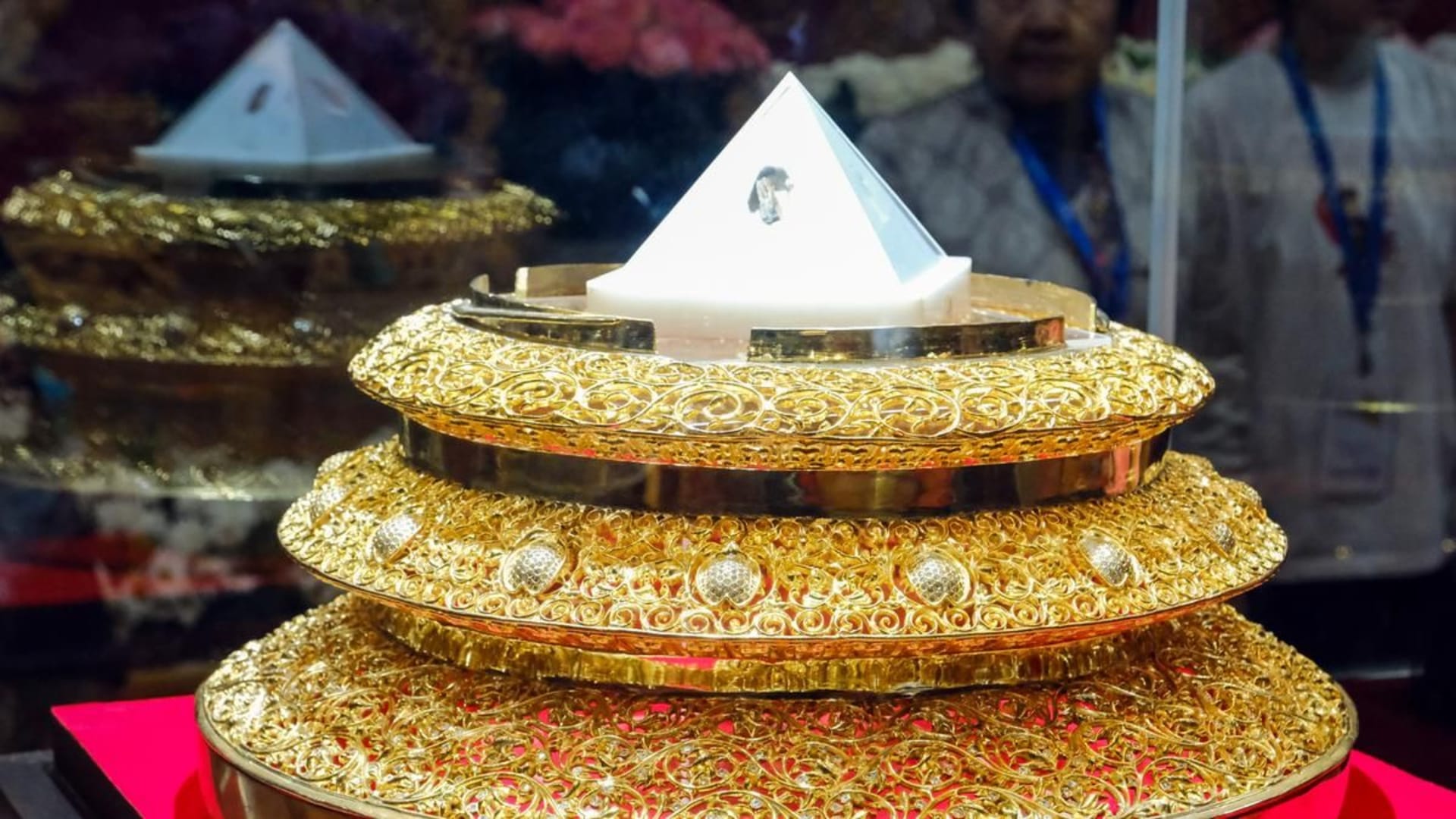 रूस के कलमिकिया में बुद्ध के पवित्र अवशेषों के दर्शन को उमड़ी भीड़