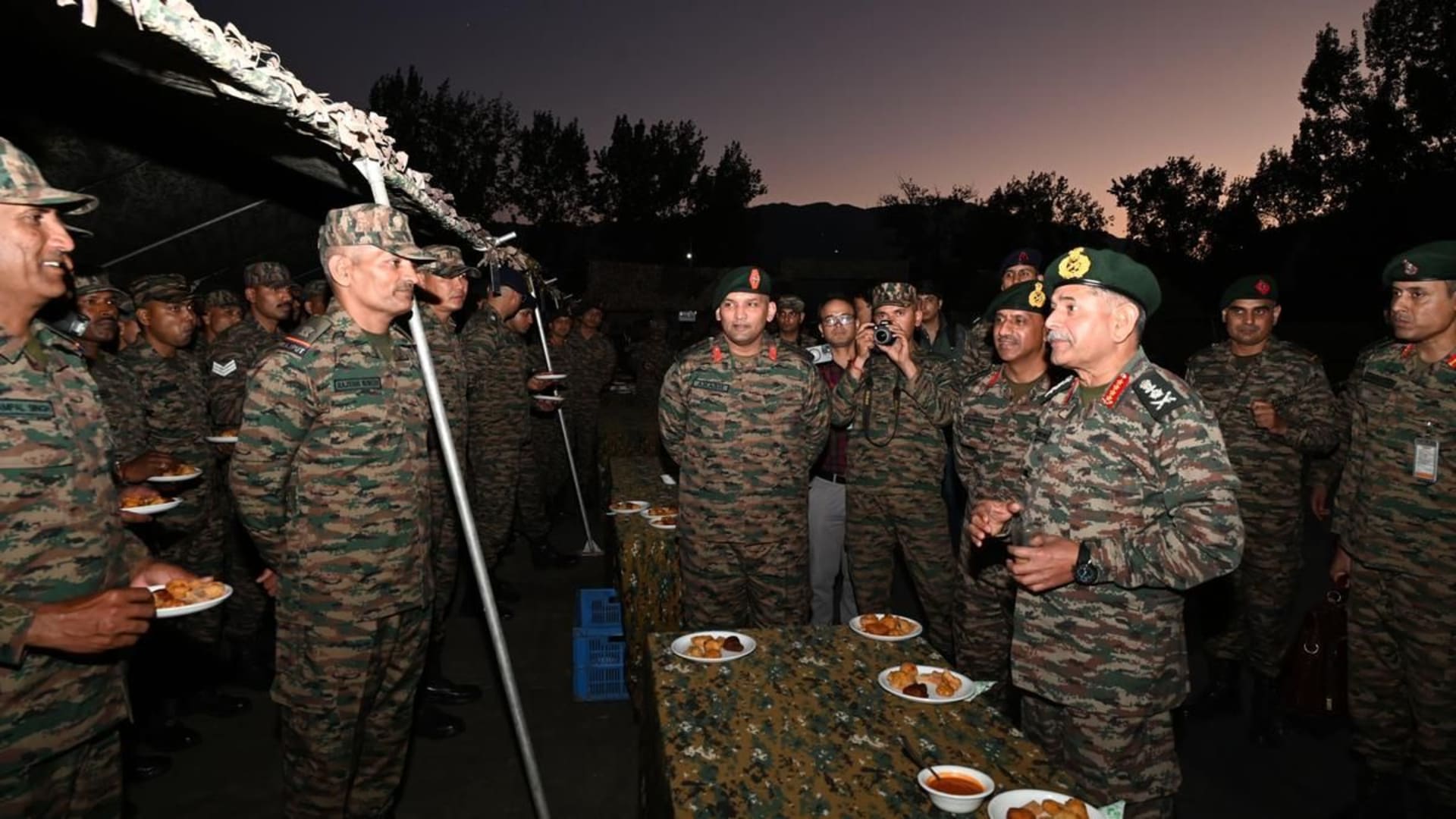 सेना प्रमुख ने अग्रिम चौकियों पर जवानों संग मनाई दिवाली, ऑपरेशनल तैयारियों का लिया जायजा
