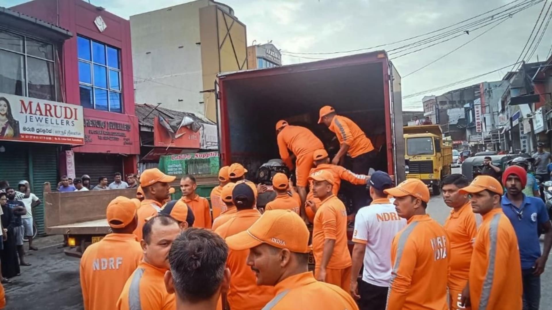 श्रीलंका में चक्रवात 'दितवा' का कहर: भारत ने तेज की मदद, कई जहाजों और विमानों से भेजी राहत सामग्री