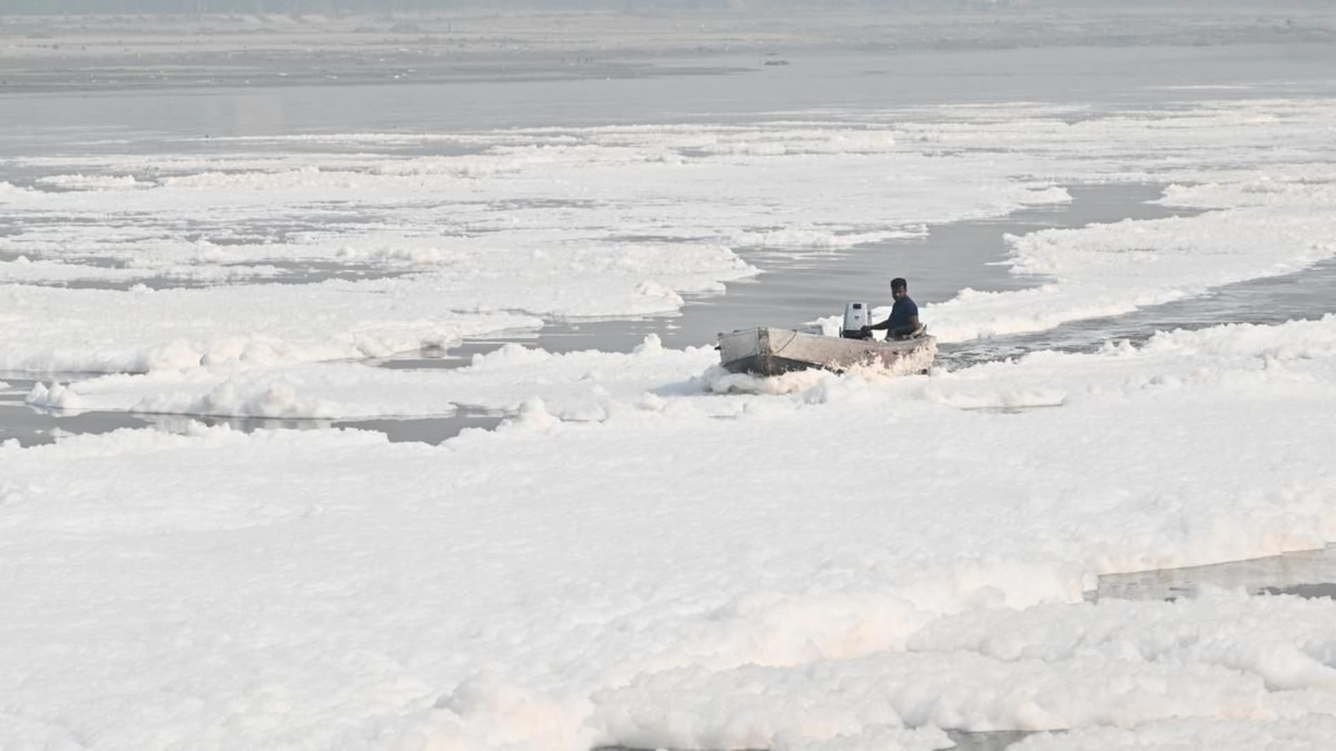 यमुना प्रदूषण पर सरकार का बयान: 'अनुपचारित सीवेज, कचरा और देरी' हैं मुख्य वजहें