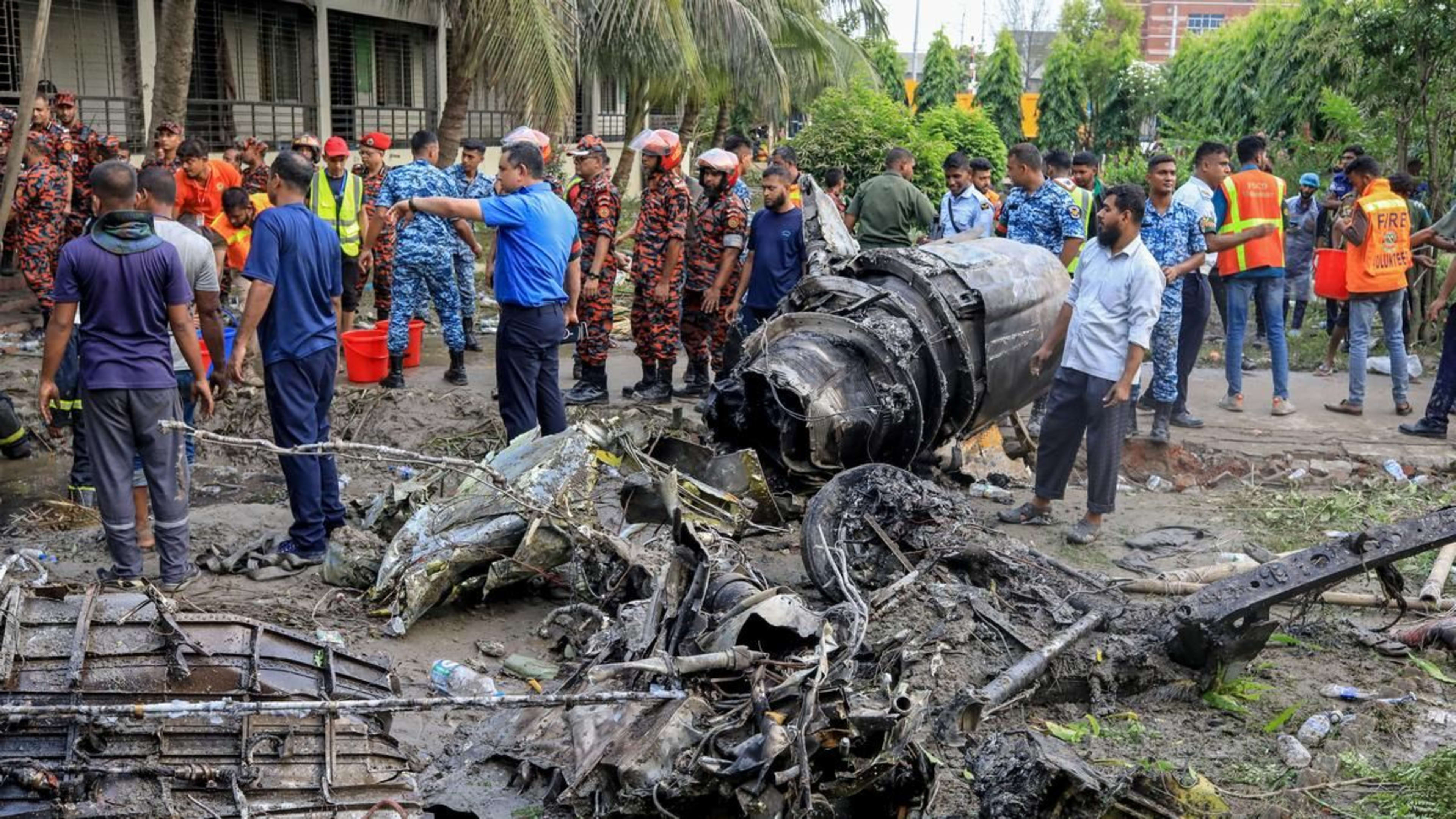 बांग्लादेश: ढाका में स्कूल पर गिरा वायुसेना का ट्रेनिंग जेट, 27 की मौत, 171 घायल